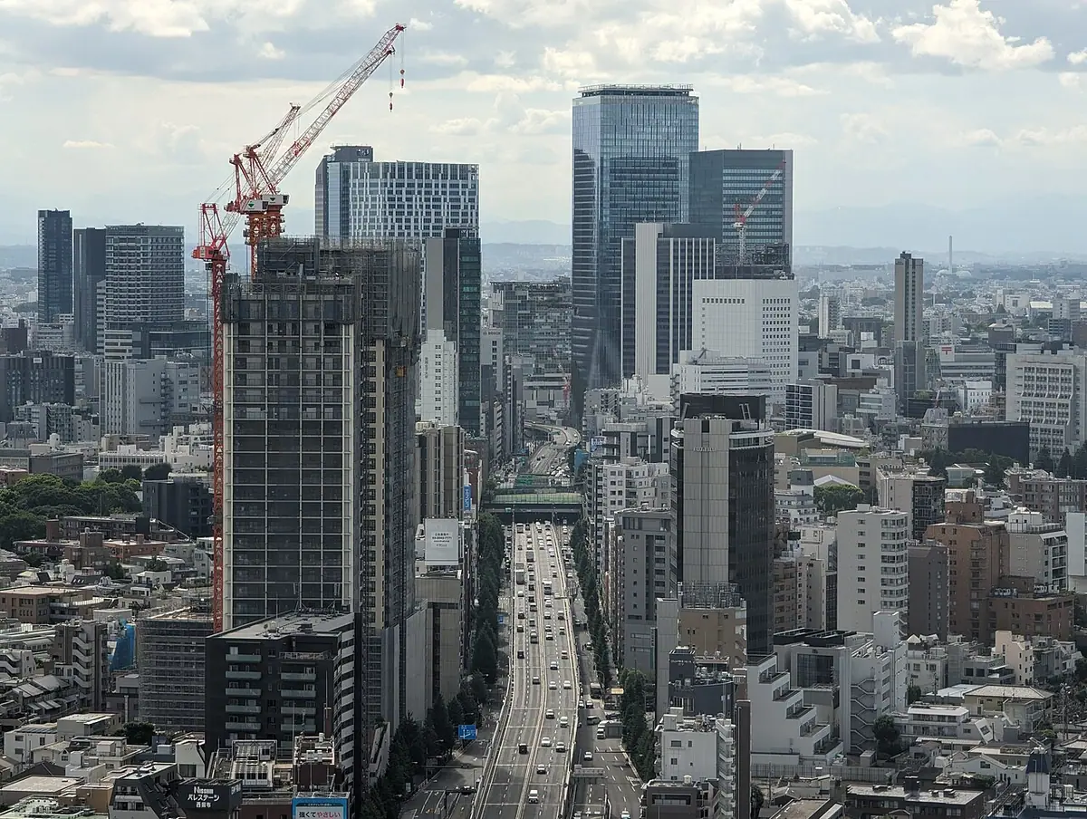 An ordinary view of Roppongi Avenue and surrounding buildings from above