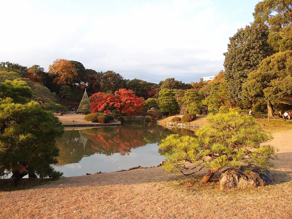 Rikugien's pond, Naka-no-shima island and red and yellow trees viewed from the Deshio-no-minato side